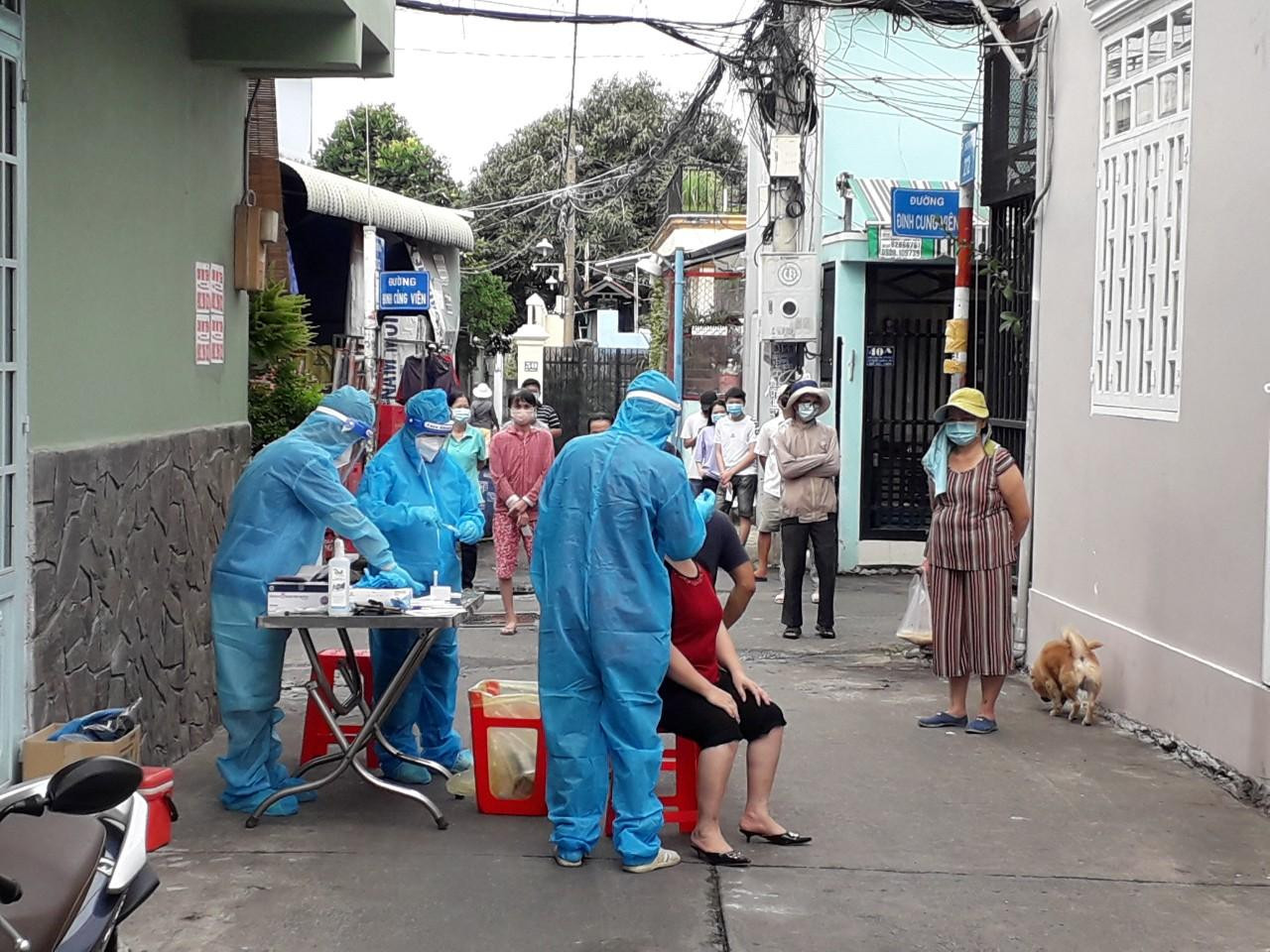 Nhiều chuyên gia cho rằng TPHCM không nên tiếp tục xét nghiệm diện rộng để bóc tách F0 ra khỏi cộng đồng Nhiều chuyên gia cho rằng TPHCM không nên tiếp tục xét nghiệm diện rộng để bóc tách F0 ra khỏi cộng đồng