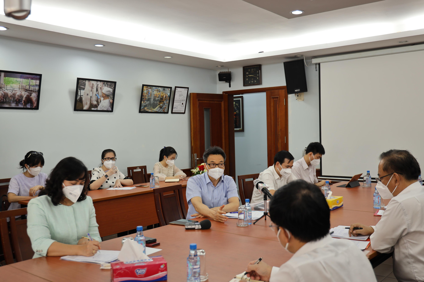 Phó Thủ tướng Vũ Đức Đam làm việc với lãnh đạo công ty Vissan (TPHCM) về đảm bảo chuỗi cung ứng thực phẩm tươi sống cho người dân Phó Thủ tướng Vũ Đức Đam làm việc với lãnh đạo công ty Vissan (TPHCM) về đảm bảo chuỗi cung ứng thực phẩm tươi sống cho người dân