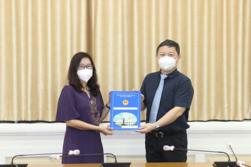 Phó Chủ tịch UBND TPHCM Dương Anh Đức trao quyết định tiếp nhận và bổ nhiệm cho bà Đinh Thị Phương Thảo