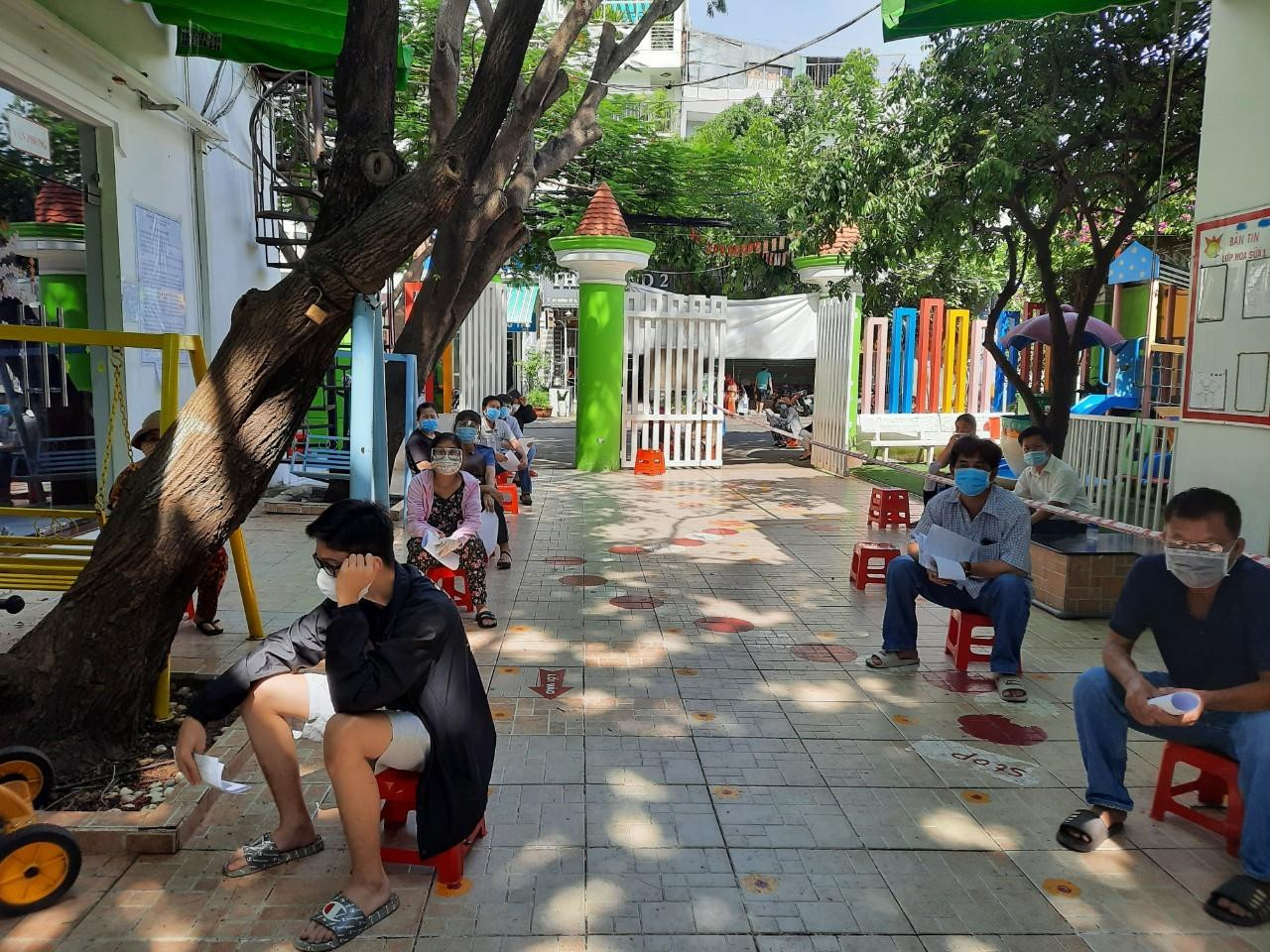 Người dân phường Tân Quy (quận 7) xếp hàng chờ đến lượt tiêm vắc xin