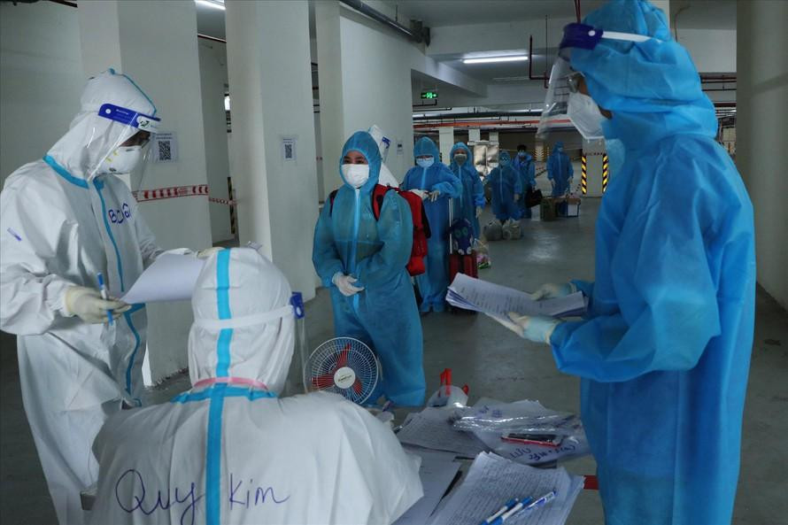 Bệnh viện dã chiến đang thực hiện thủ tục tiếp nhận các F0 có triệu chứng vào điều trị