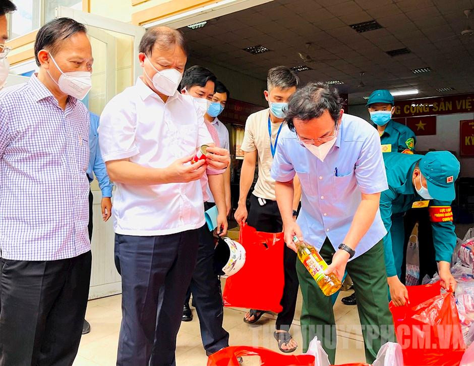 Bí thư Thành ủy Nguyễn Văn Nên và các thành viên đoàn công tác kiểm tra các túi an xinh tại UBND xã Vĩnh Lộc B. Ảnh: Thành ủy TPHCM