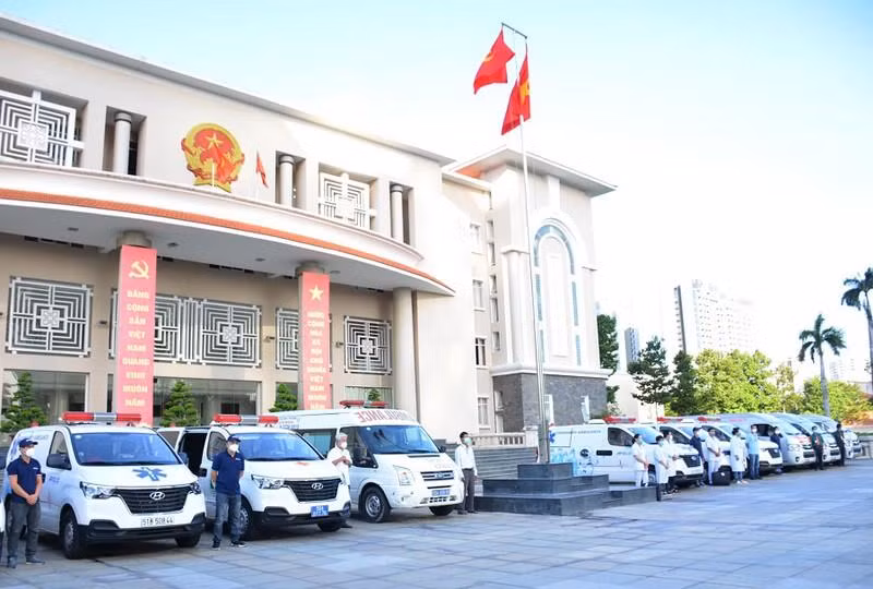 Đội xe cấp cứu khẩn cấp của TP Thủ Đức gồm có 8 xe vận chuyển các bệnh nhân có triệu chứng mắc COVID-19 đến bệnh viện. Đội xe cấp cứu khẩn cấp của TP Thủ Đức gồm có 8 xe vận chuyển các bệnh nhân có triệu chứng mắc COVID-19 đến bệnh viện.