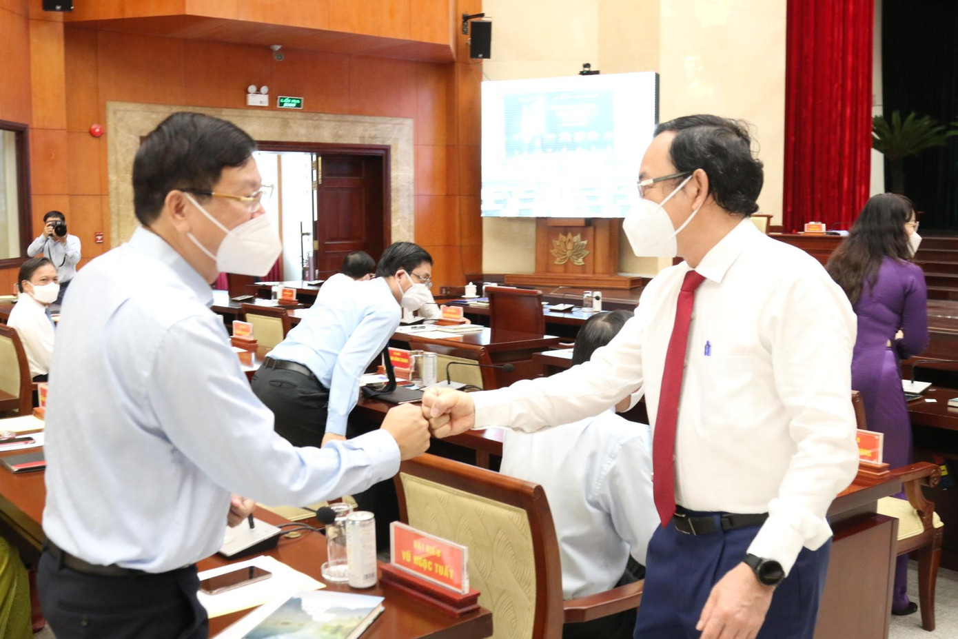 Bí thư Thành ủy TPHCM Nguyễn Văn Nên thăm hỏi các đại biểu HĐND TPHCM trước khi khai mạc kỳ họp