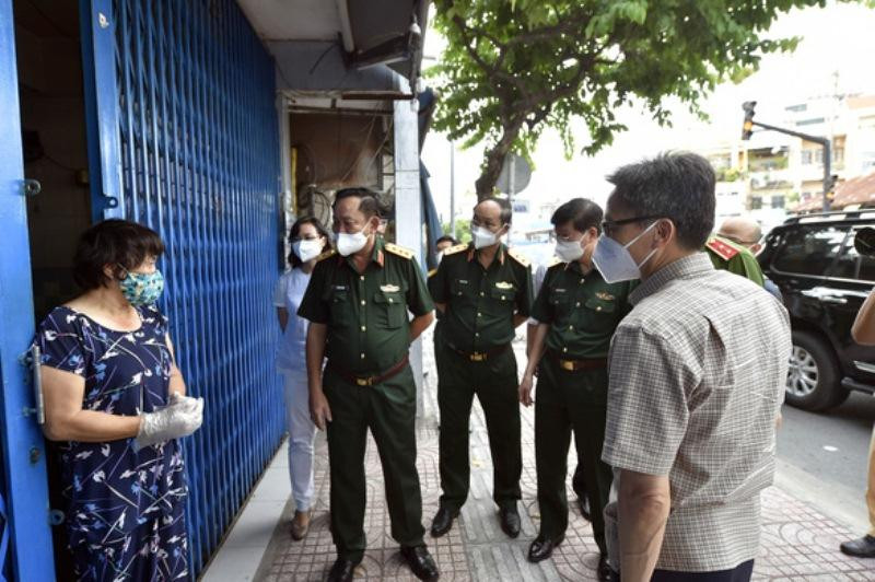 Phó Thủ tướng Vũ Đức Đam và đoàn công tác của Chính phủ thăm hỏi các hội dân Phó Thủ tướng Vũ Đức Đam và đoàn công tác của Chính phủ thăm hỏi các hội dân