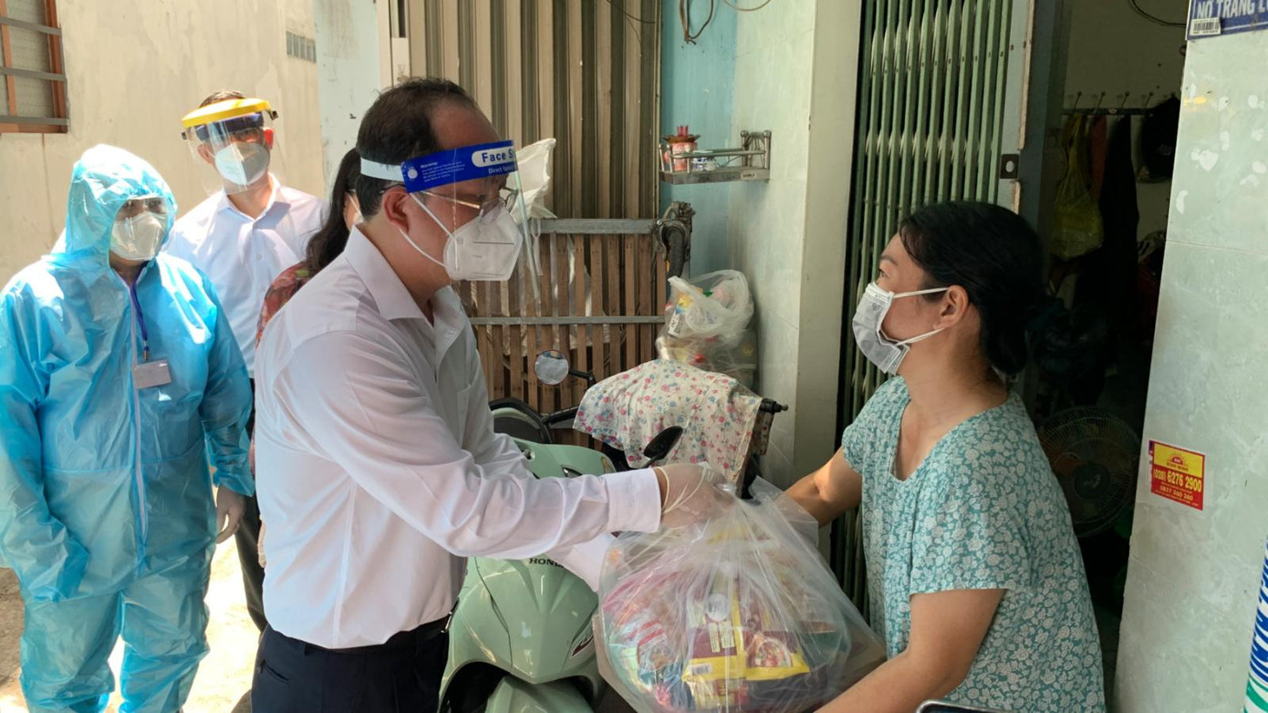 Ngoài tiền mặt, các hộ dân còn được TPHCM hỗ trợ khẩn cấp lương thực, thực phẩm thiết yếu, không để trường hợp nào bị thiếu đói