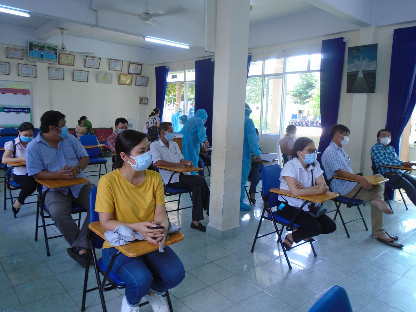 Người dân chờ đến lượt tiêm vắc xin phòng ngừa COVID-19