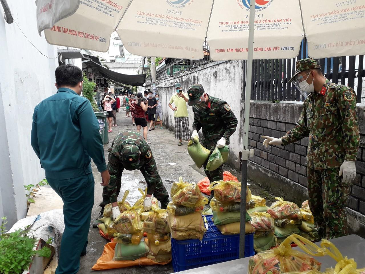 Bộ đội vận chuyển lương thực, thực phẩm thiết yếu hỗ trợ cho người dân gặp khó khăn tại phường Phước Long A, TP Thủ Đức