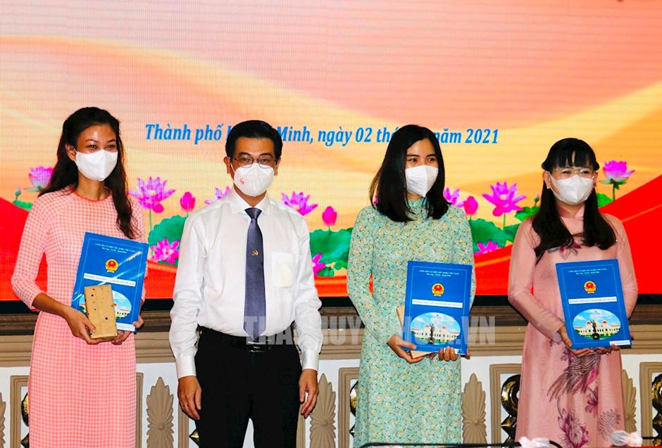 Lần đầu tiên, HĐND TPHCM có Ủy viên chuyên trách của các Ban sau khi được Quốc hội cho phép thực hiện chính quyền đô thị, không tổ chức HĐND quận, phường. Ảnh: Thành ủy TPHCM