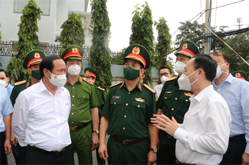 Phó Thủ tướng Lê Văn Thành và Đại tướng Phan Văn Giang kiểm tra công tác phòng chống dịch tại TP Thủ Đức chiều 23/8 Phó Thủ tướng Lê Văn Thành và Đại tướng Phan Văn Giang kiểm tra công tác phòng chống dịch tại TP Thủ Đức chiều 23/8