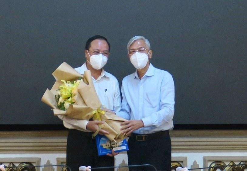 Ông Nguyễn Ngọc Cường (trái) nhận quyết định bổ nhiệm và hoa chúc mừng từ Phó Chủ tịch UBND TPHCM Võ Văn Hoan. Ảnh: Thành ủy TPHCM Ông Nguyễn Ngọc Cường (trái) nhận quyết định bổ nhiệm và hoa chúc mừng từ Phó Chủ tịch UBND TPHCM Võ Văn Hoan. Ảnh: Thành ủy TPHCM