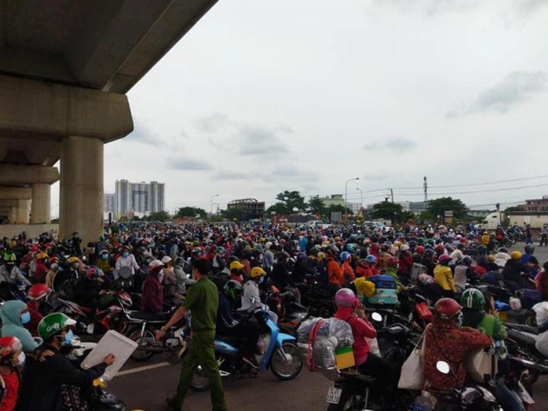 Người dân hối hả rời TPHCM vào ngày 15/8 sau khi thành phố quyết định giãn cách thêm 1 tháng và sau đó quay lại sau khi lãnh đạo TP cam kết sẽ hỗ trợ tiền thuê trọ, lương thực thực phẩm... Người dân hối hả rời TPHCM vào ngày 15/8 sau khi thành phố quyết định giãn cách thêm 1 tháng và sau đó quay lại sau khi lãnh đạo TP cam kết sẽ hỗ trợ tiền thuê trọ, lương thực thực phẩm...