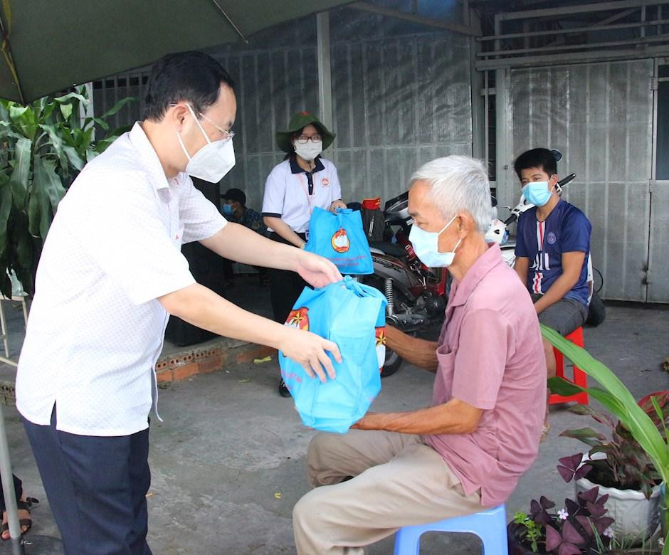 Bí thư Thành ủy TP Thủ Đức Nguyễn Văn Hiếu trao quà cứu trợ cho các hộ nghèo trên địa bàn vào chiều 3/8. Bí thư Thành ủy TP Thủ Đức Nguyễn Văn Hiếu trao quà cứu trợ cho các hộ nghèo trên địa bàn vào chiều 3/8.