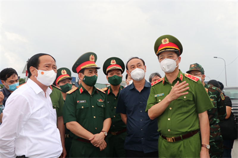 Đoàn công tác kiểm tra chốt kiểm soát dịch tại cầu Đồng Nai. Ảnh: QK7 Đoàn công tác kiểm tra chốt kiểm soát dịch tại cầu Đồng Nai. Ảnh: QK7