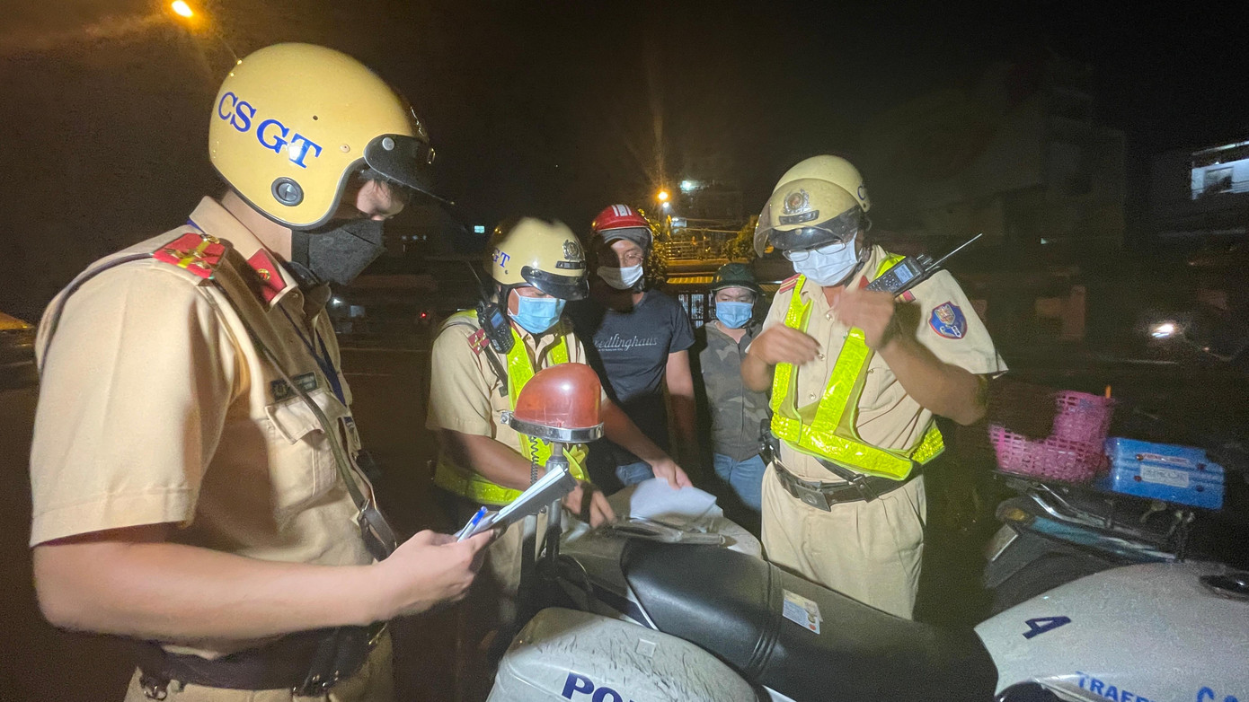 TPHCM đang thực hiện các biện pháp tăng cường giãn cách xã hội, kiểm soát chặt chẽ những trường hợp ra khỏi nhà để khống chế dịch bệnh đang diễn biến phức tạp TPHCM đang thực hiện các biện pháp tăng cường giãn cách xã hội, kiểm soát chặt chẽ những trường hợp ra khỏi nhà để khống chế dịch bệnh đang diễn biến phức tạp