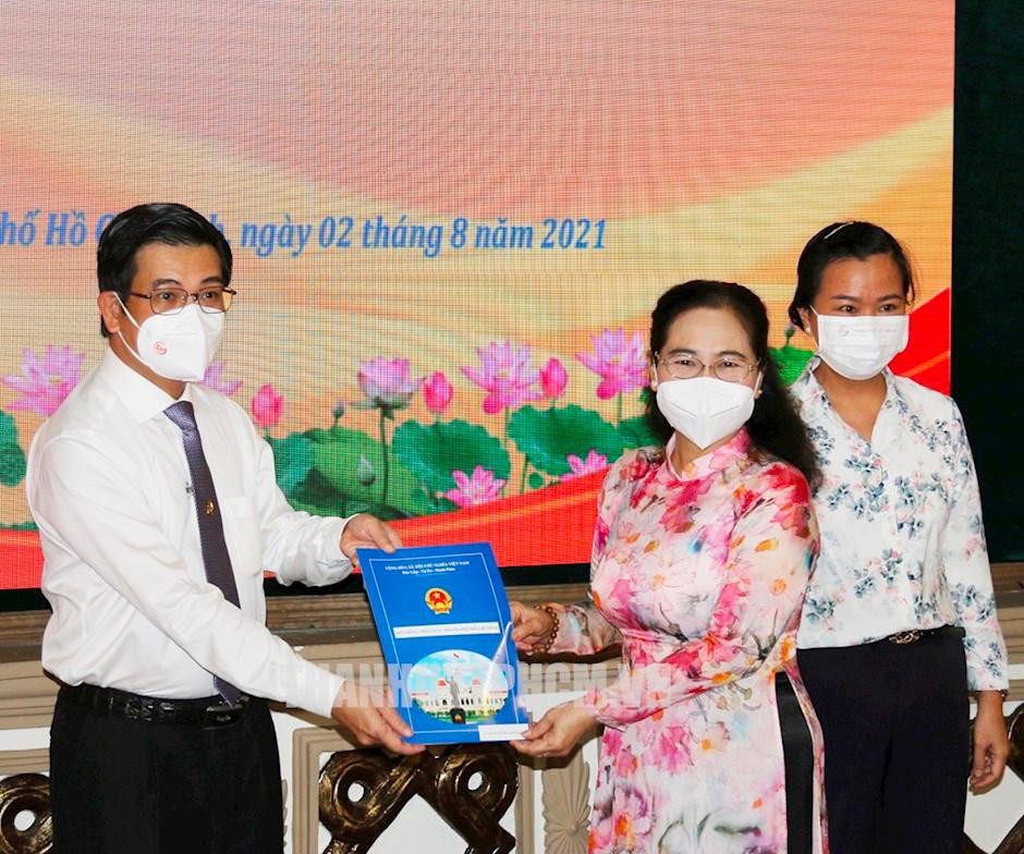 Bà Nguyễn Thị Lệ - Phó Bí thư Thành ủy, Chủ tịch HĐND TPHCM (giữa) được Ban Thường vụ Thành ủy chỉ định giữ chức Bí thư Đảng đoàn HĐND TPHCM. Ảnh: Thành ủy TPHCM