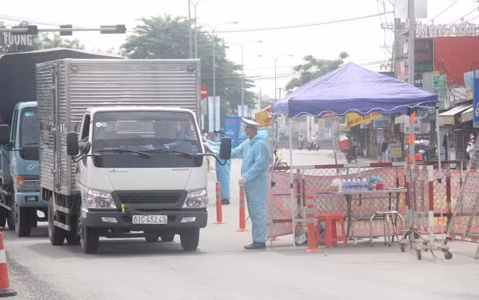 CSGT tại chốt kiểm dịch kiểm tra giấy phép lái xe, giấy chứng nhận kết quả xét nghiệm của các tài xế CSGT tại chốt kiểm dịch kiểm tra giấy phép lái xe, giấy chứng nhận kết quả xét nghiệm của các tài xế