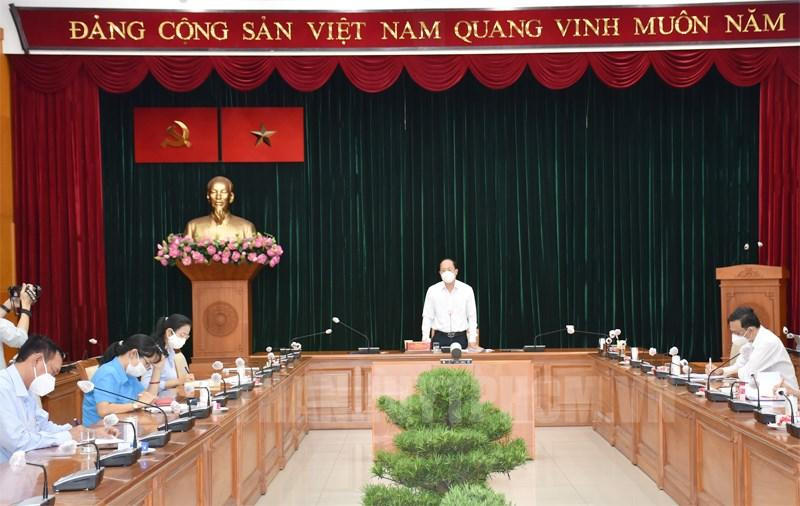 Phó Bí thư Thành ủy TPHCM Nguyễn Hồ Hải yêu cầu đảm bảo không để người nghèo, người đang ở trọ thiếu ăn. Ảnh: Thành ủy TPHCM