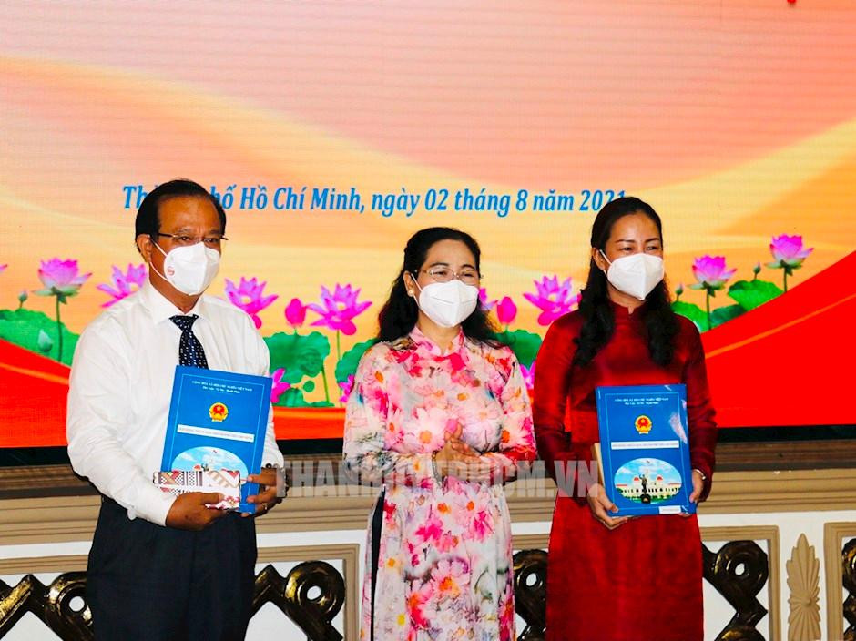 Bà Đỗ Thị Minh Quân (ngoài cùng bên phải) và ông Nguyễn Tấn Tuyến (ngoài cùng bên trái). Ảnh: Thành ủy TPHCM