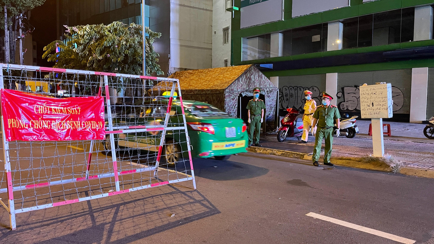 Các lực lượng chức năng TPHCM kiểm soát phương tiện ra vào khu vực phong tỏa Các lực lượng chức năng TPHCM kiểm soát phương tiện ra vào khu vực phong tỏa