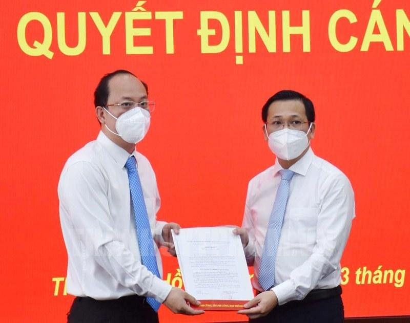 Ông Nguyễn Hoàng Anh (phải) được Ban Thường vụ Thành ủy TPHCM tiếp nhận và bổ nhiệm giữ chức Phó Chánh Văn phòng Thành ủy. Ảnh: Thành ủy TPHCM
