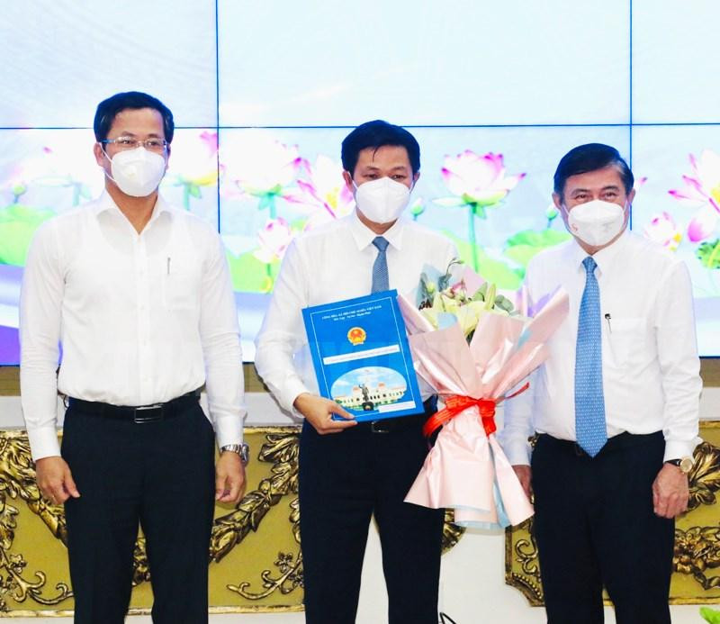 Ông Nguyễn Văn Đức (giữa). Ảnh: Thành ủy TPHCM Ông Nguyễn Văn Đức (giữa). Ảnh: Thành ủy TPHCM