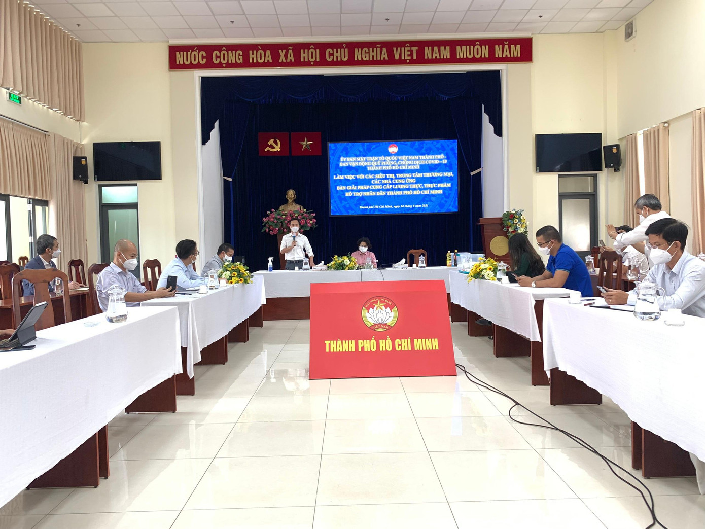 Ủy ban MTTQ TPHCM làm việc với các nhà tài trợ, các siêu thị, trung tâm thương mại, hệ thống phân phối... vào ngày 4/8. Ủy ban MTTQ TPHCM làm việc với các nhà tài trợ, các siêu thị, trung tâm thương mại, hệ thống phân phối... vào ngày 4/8.