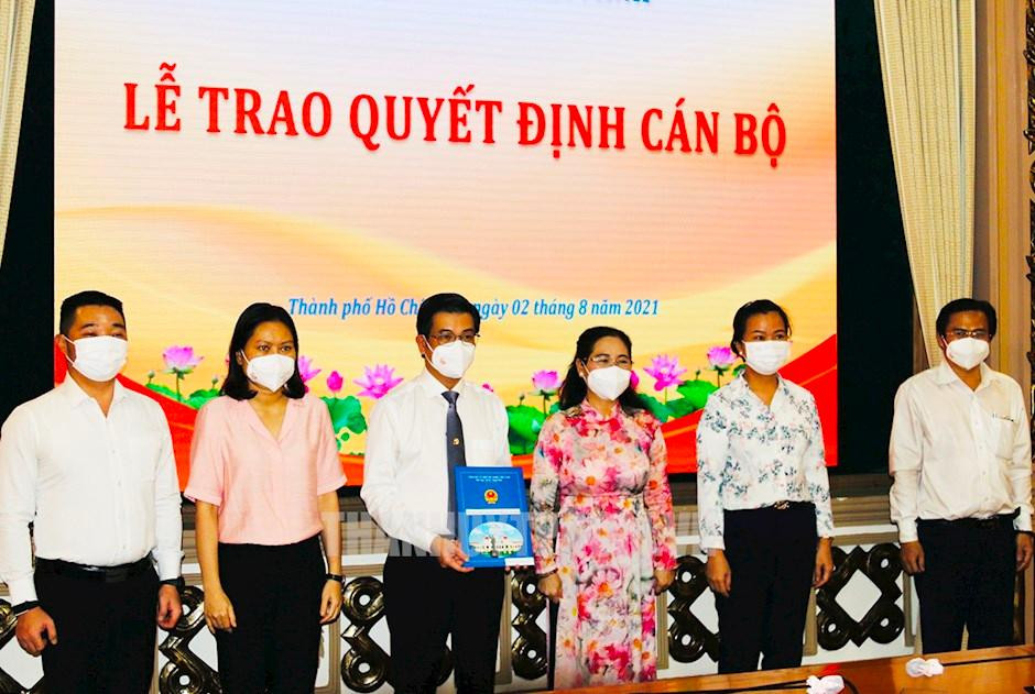 Ông Nguyễn Văn Dũng - Phó Chủ tịch HĐND TPHCM (thứ ba từ trái sang) giữ chức Phó Bí thư Đảng đoàn HĐND TPHCM. Ảnh: Thành ủy TPHCM