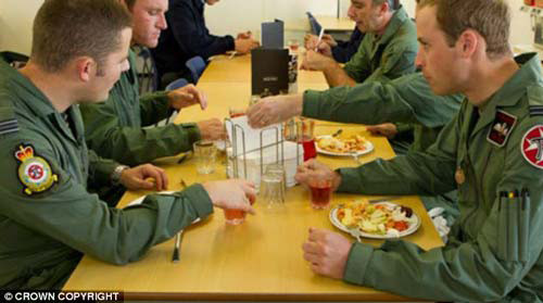 Một bữa ăn cùng các đồng nghiệp