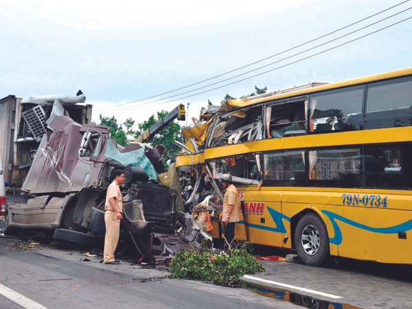 Vụ tai nạn giữa xe khách và xe đầu kéo trên quốc lộ 1 A đoạn qua huyện Núi Thành, tỉnh Quảng Nam. Ảnh: Trần Tình