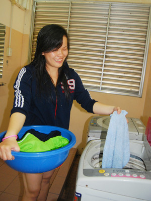 Hồng Nga (19 tuổi), công nhân Cty Nissei sử dụng máy giặt trong khu lưu trú. Mỗi tòa nhà trang bị 20 máy giặt hỗ trợ công nhân. Ảnh: Lê Quang Minh. Hồng Nga (19 tuổi), công nhân Cty Nissei sử dụng máy giặt trong khu lưu trú. Mỗi tòa nhà trang bị 20 máy giặt hỗ trợ công nhân Ảnh: Lê Quang Minh