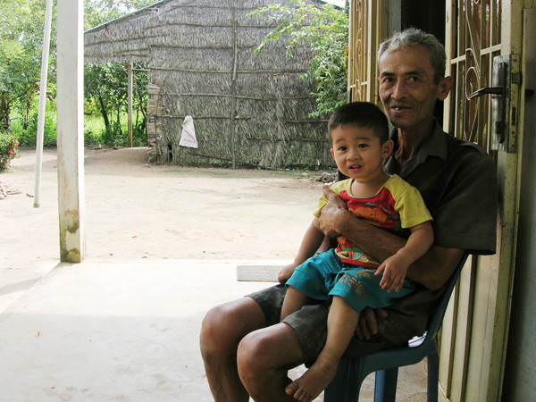 Ông Lâm Phun và cháu ngoại Nguyễn Trường Giang - con trai đầu lòng của sản phụ Dân