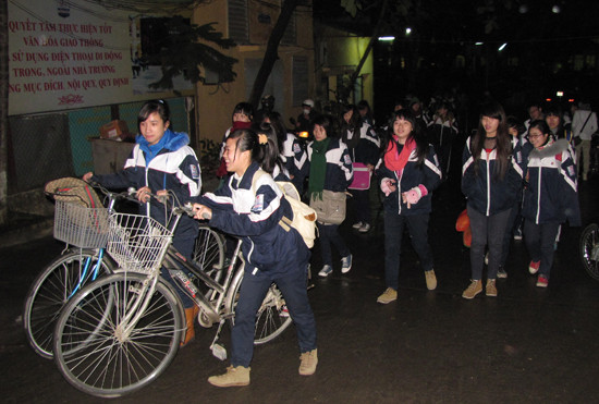 Niềm vui của những học sinh được về sớm do thời khóa biểu buổi chiều chỉ học hết tiết thứ 4. 