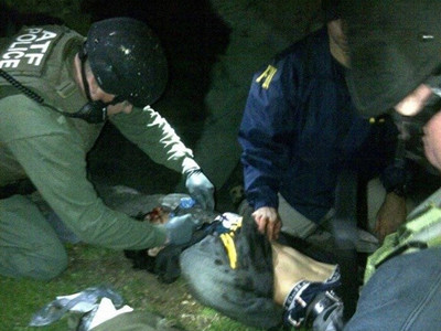 Cảnh sát khống chế Dzhokhar Tsarnaev sau khi dùng lựu đạn choáng và lựu đạn cay lùa nghi phạm khỏi một chiếc thuyền để sau nhà. Nguồn: AP