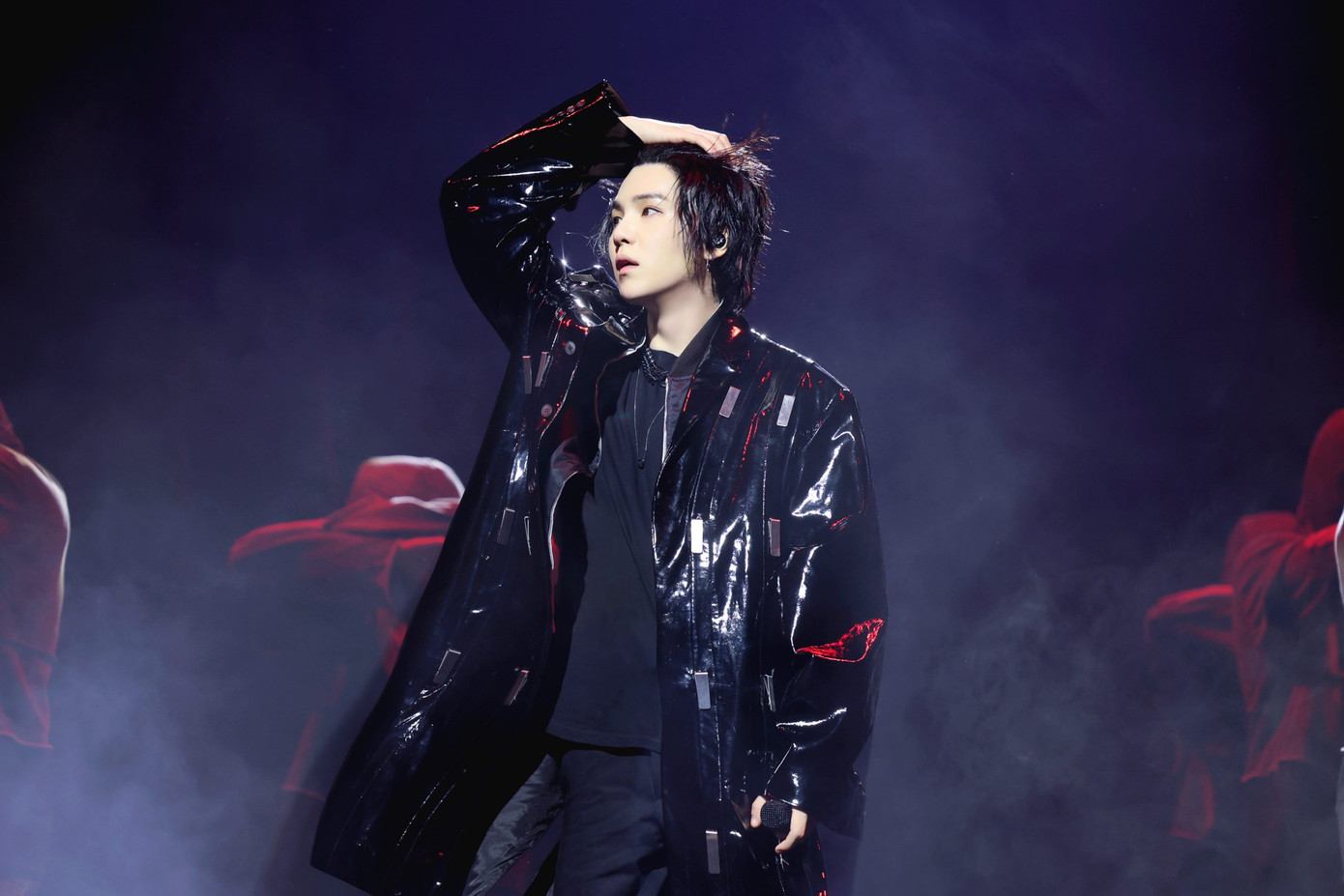 Trình diễn với năng lượng quá nhiệt huyết và trình bắn rap thượng thừa, SUGA làm chủ sân khấu 100% khiến người hâm mộ chào thua vì "đu không kịp".