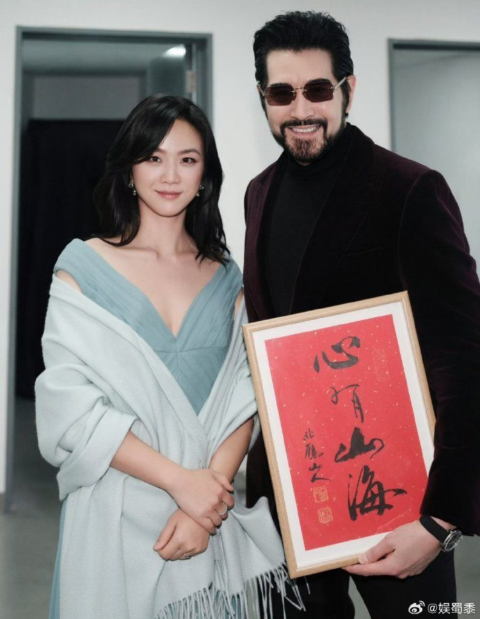 Đại ý bức thư pháp của Thang Duy là mong người nhận quà có tấm lòng bao la, vĩ đại như núi và biển. Đại ý bức thư pháp của Thang Duy là mong người nhận quà có tấm lòng bao la, vĩ đại như núi và biển.