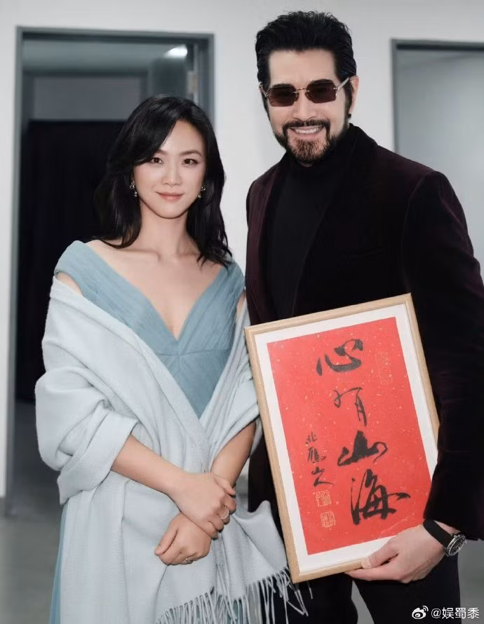 Đại ý bức thư pháp của Thang Duy là mong người nhận quà có tấm lòng bao la, vĩ đại như núi và biển.