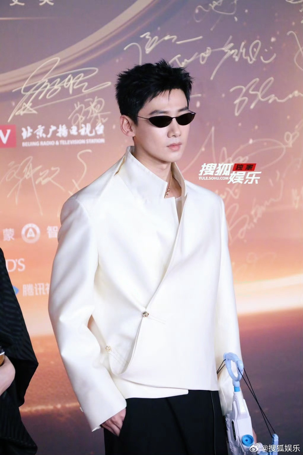 Bạch Kính Đình phong cách với áo vạt chéo kết hợp cùng kính râm đen. Bạch Kính Đình phong cách với áo vạt chéo kết hợp cùng kính râm đen.