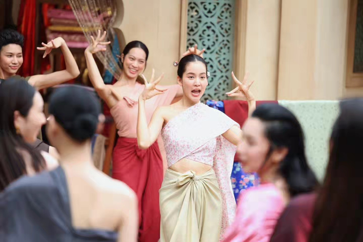 Để Boonta có thể chiếm thiện cảm của công chúng nhờ những phút giây "mát mát", Bow cũng không ngại lăn xả để làm xấu mình.