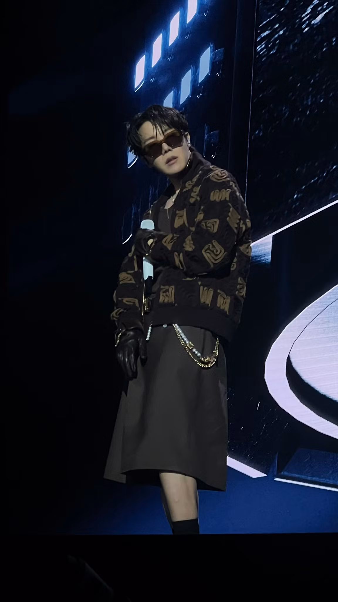 Rapper nhà BTS hút mắt khán giả bằng chuyển động cơ thể liên tục, nhịp nhàng và chất giọng "căng đét".
