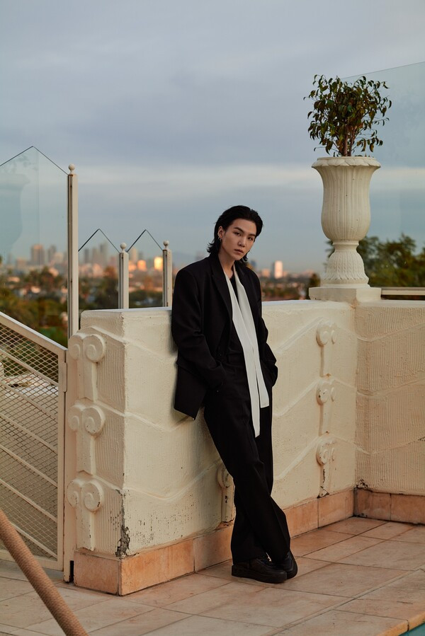 Valentino cho biết SUGA sẽ trở thành đại sứ của công ty có tên Di.Vas (Viết tắt của Different Values - Giá trị khác biệt). Valentino cho biết SUGA sẽ trở thành đại sứ của công ty có tên Di.Vas (Viết tắt của Different Values - Giá trị khác biệt).