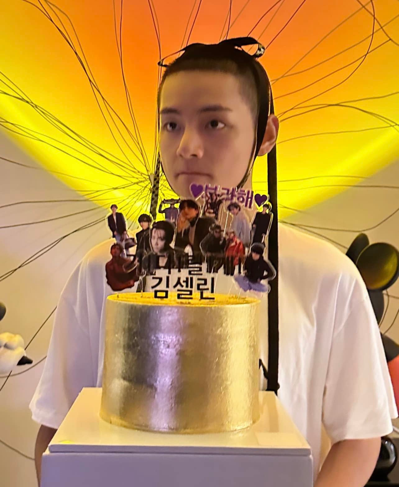 Sự lầy lội đáng yêu của V khiến fan nhanh chóng thoát khỏi cảm xúc bi lụy.