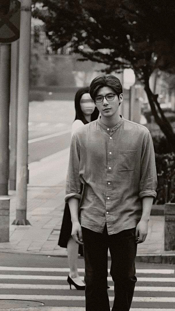 Hai giai đoạn khác nhau trong đời của Chu Thủy, từ đàn anh tươi sáng đến tuổi trung niên nhiều tâm sự đều được Vương An Vũ thể hiện xuất sắc. Hai giai đoạn khác nhau trong đời của Chu Thủy, từ đàn anh tươi sáng đến tuổi trung niên nhiều tâm sự đều được Vương An Vũ thể hiện xuất sắc.