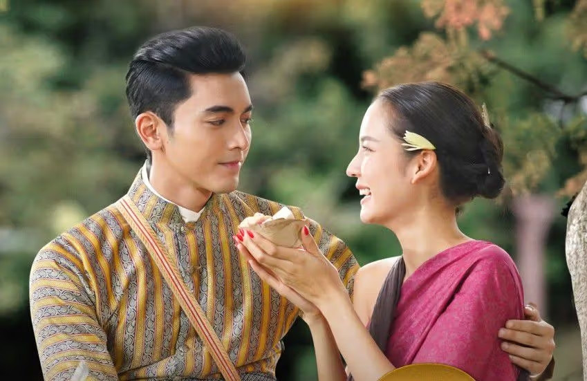 Các diễn viên trong phim thu hút lượng fan quốc tế đông đảo, đặc biệt là nữ chính duyên dáng Bow Maylada (thủ vai Boonta/ Nithra).