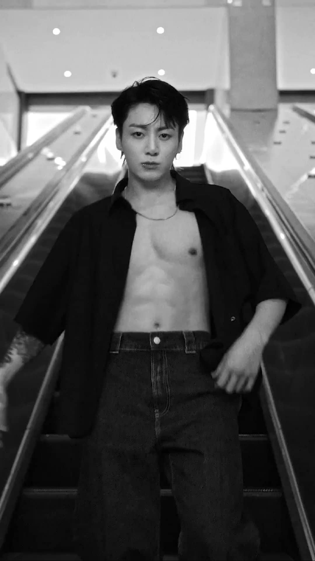 "Em út BTS" khéo léo khoe trọn cơ bụng săn chắc ẩn hiện sau trang phục đến từ bộ sưu tập mới của nhà mốt. "Em út BTS" khéo léo khoe trọn cơ bụng săn chắc ẩn hiện sau trang phục đến từ bộ sưu tập mới của nhà mốt.