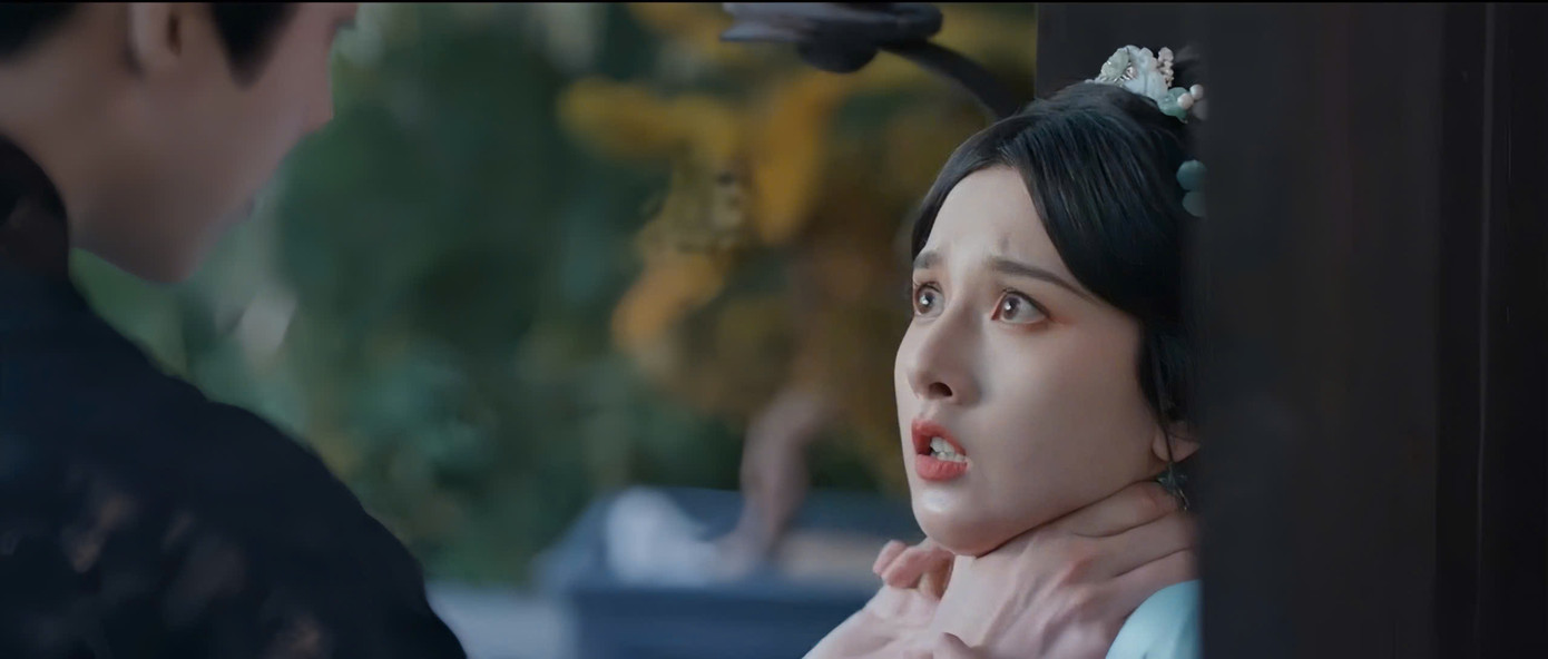 Chàng nghi ngờ nàng muốn lợi dụng hôn nhân để lấy cắp tin tức tuyệt mật nên bóp cổ nàng đe dọa, đồng thời bộc lộ nghi ngờ sâu đậm đối với Kiều gia.