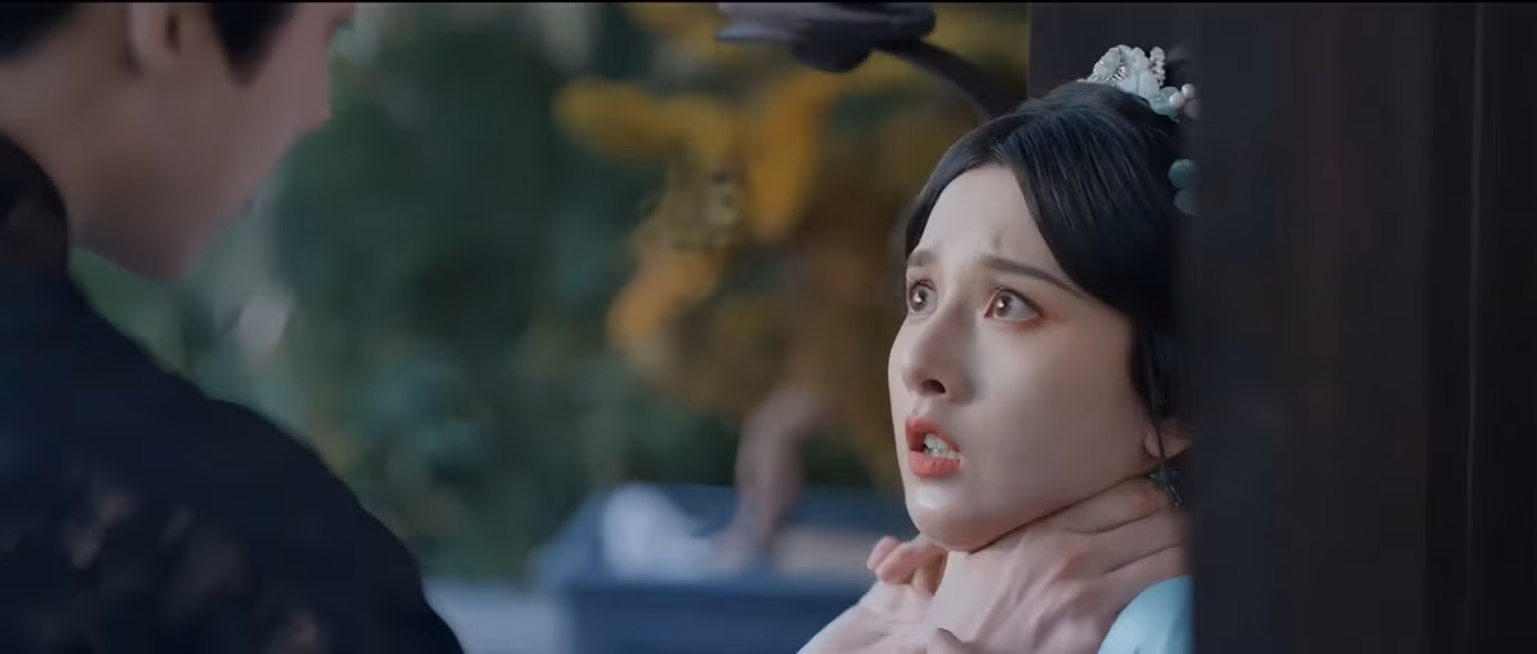 Chàng nghi ngờ nàng muốn lợi dụng hôn nhân để lấy cắp tin tức tuyệt mật nên bóp cổ nàng đe dọa, đồng thời bộc lộ nghi ngờ sâu đậm đối với Kiều gia.
