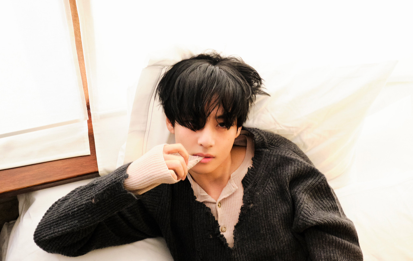 Hay hình tượng mang chút bụi bặm cũng không thể làm mờ đi nhan sắc vô thực của V. Hay hình tượng mang chút bụi bặm cũng không thể làm mờ đi nhan sắc vô thực của V.