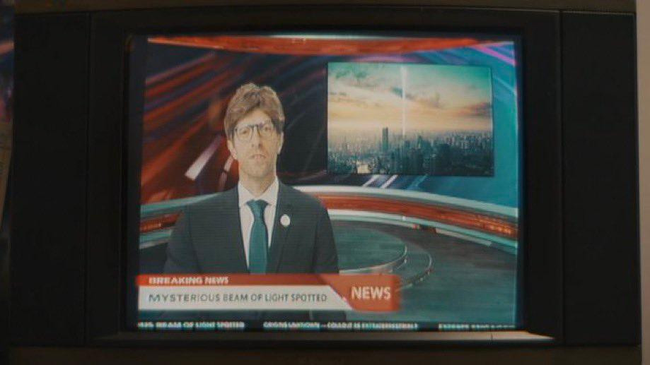 Chris Martin hoá thân thành một biên tập viên. Chris Martin hoá thân thành một biên tập viên.