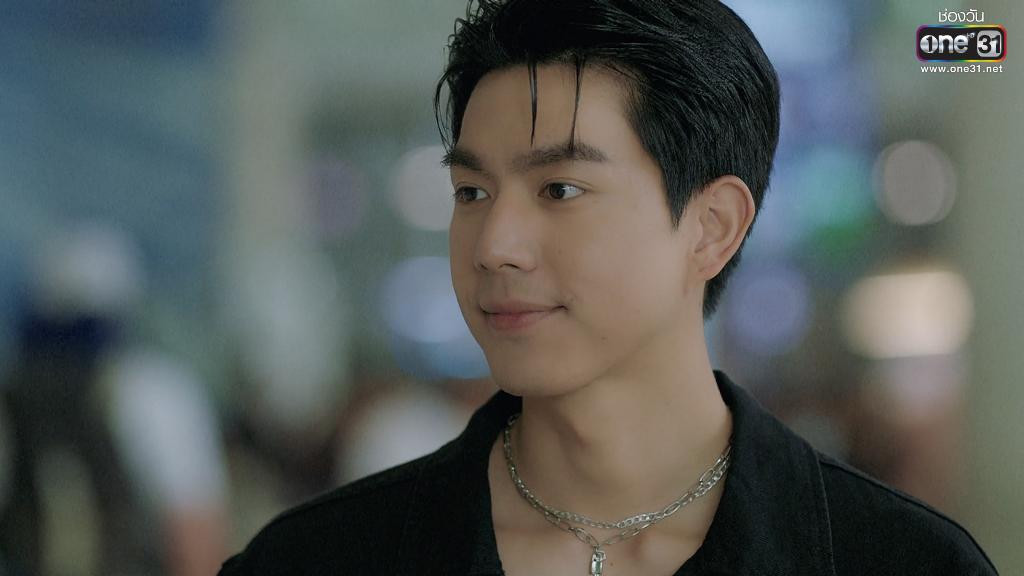 Ở Thỏ Ngọc Nơi Cung Trăng, Bright gây vấn vương với một Jay hệt như "cờ đỏ di động" nhưng thực chất luôn dành trái tim chung thủy cho Phitcha.